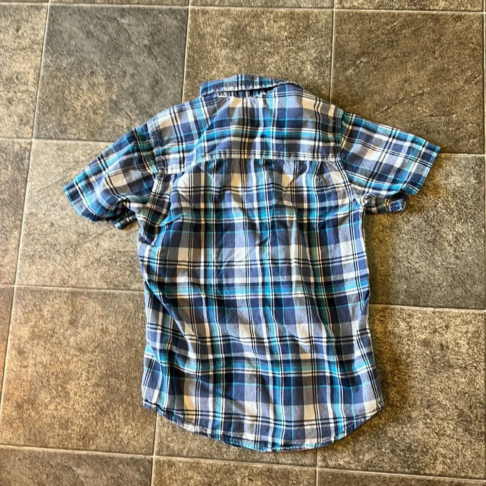 Boys Short Sleeve Collared Button Up Shirts - Picture 7 of 8